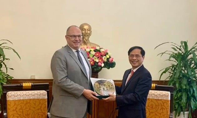 L'ambassadeur du Danemark au Vietnam reçu par Bùi Thanh Son