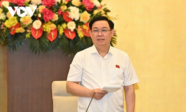 Vuong Dinh Huê salue les réalisations du comité permanent de l’Assemblée nationale