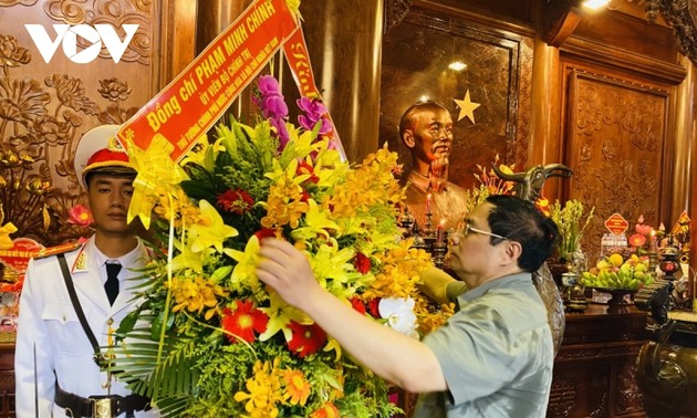 ​  Pham Minh Chinh rend hommage au Président Hô Chi Minh et aux héros morts pour la patrie à Nghệ An