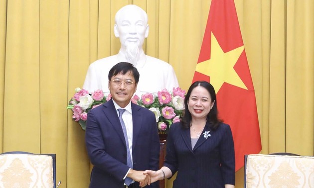 Vo Thi Anh Xuân reçoit le PDG du groupe AIA