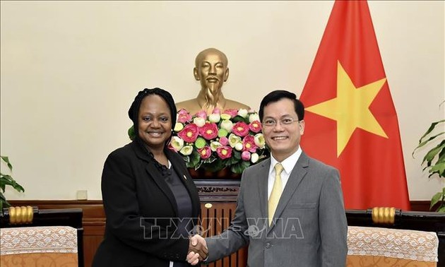 Le vice-ministre des Affaires étrangères Hà Kim Ngoc reçoit son homologue américaine, Bonnie D. Jenkins
