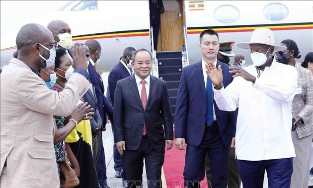 Le président ougandais entame sa visite officielle au Vietnam