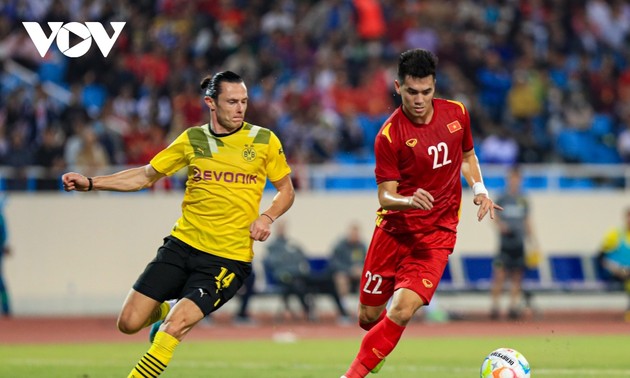 Football: l’équipe vietnamienne bat le Borussia Dortmund au score de 2 à 1