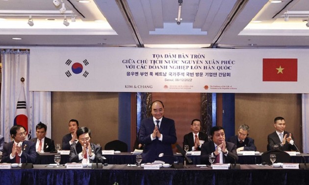 Nguyên Xuân Phuc rencontre des responsables de groupes financiers et bancaires sud-coréens