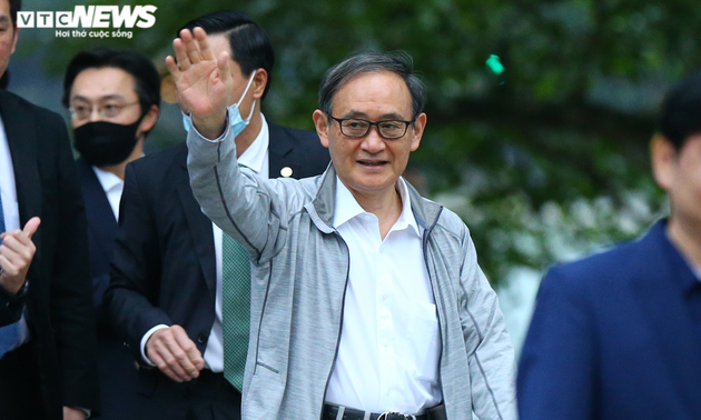 Thủ tướng Nhật Bản Suga đi dạo Hồ Gươm, vẫy tay chào người dân Hà Nội
