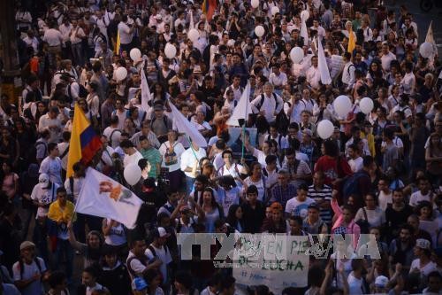 Thousands march in support of Colombia peace deal