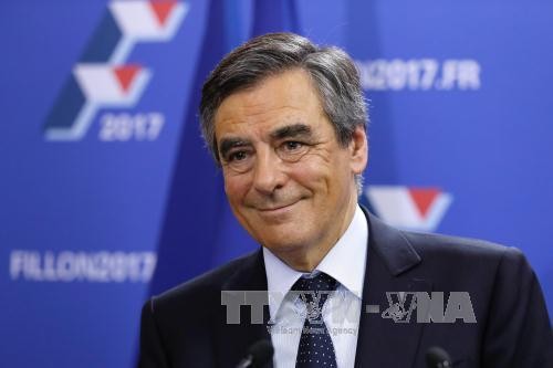 French election: Right-wing Fillon wins first round of conservative primary