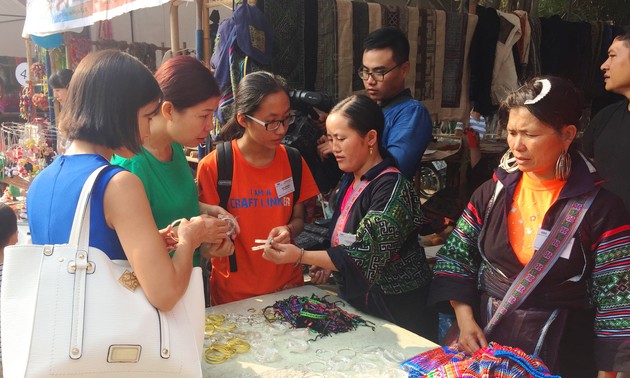 Bazaar brings minorities’ traditional handicrafts to urban dwellers