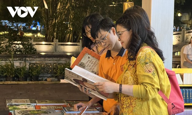 「ベトナムの書籍の日」と「読書文化の日」を祝う活動