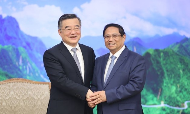 チン首相 中国全人代常務委員会副委員長と会見