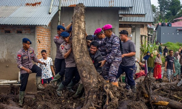 豪雨災害の死者・不明者77人に 土石流で被害拡大　インドネシア
