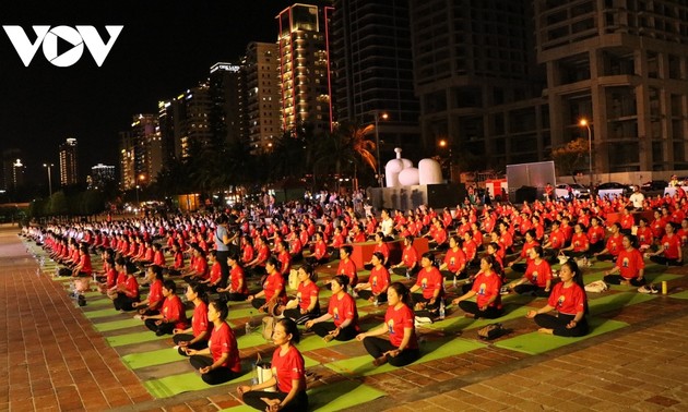 ダナン市で1500人超が国際ヨガデーに華を添える団体演技