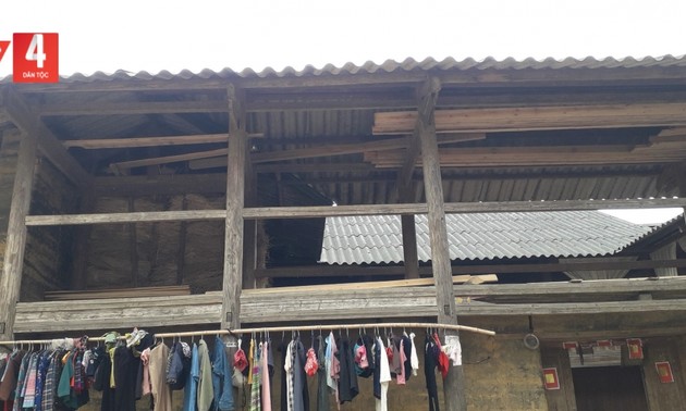 ラオカイ省シマカイ県のモン族築く伝統の土壁の家