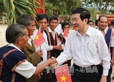 Presiden  Vietnam Truong Tan Sang  melakukan kunjungan kerja di provinsi Kontum.