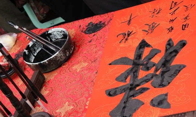 Visiting "Ong Do" street to have New Year's wishes written down