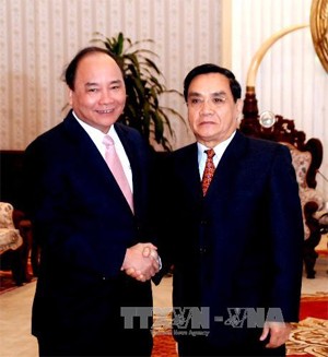 老挝领导人会见越南国会民族委员会代表团