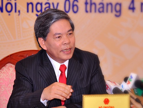 越南资源环境部长阮明光与网民进行在线对话