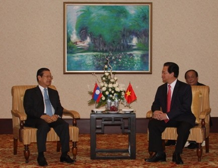 阮晋勇会见老挝副总理宋沙瓦.凌沙瓦