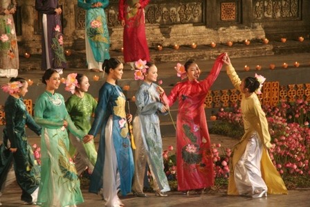 2012年顺化艺术节的长衫表演举行