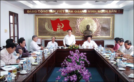 越共中央检查委员会工作组在薄寮省考察