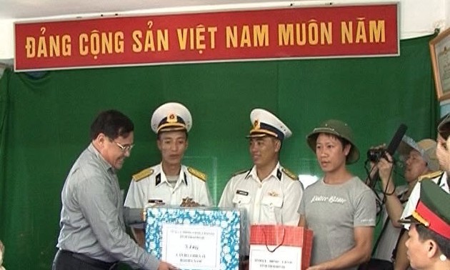 越南各省干部代表团探望长沙岛县
