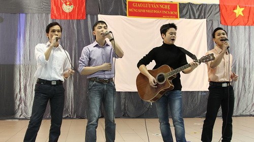 外国留学生演唱歌颂胡志明主席歌曲