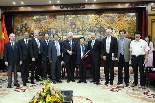 奥地利总统菲舍尔圆满结束对越南的正式访问