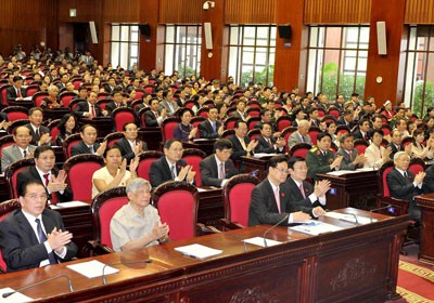 越南公安部部长陈大光和工商部部长武辉煌回答国会代表的质询