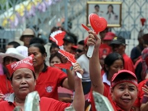 泰国红衫军举行抗议示威，要求罢免宪庭法官