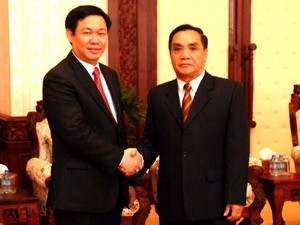 老挝总理通辛会见越南财政部代表团