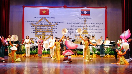 越南公安部与老挝公安部联合举行文艺交流