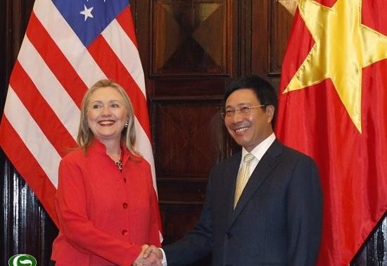 美国国务卿希拉里会见越南企业家