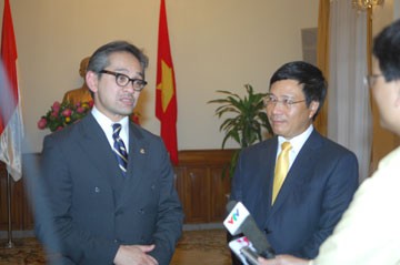 越南外长范平明与印度尼西亚外长马蒂举行会谈