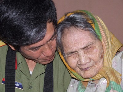 摄影师陈鸿及其拍摄的越南英雄母亲
