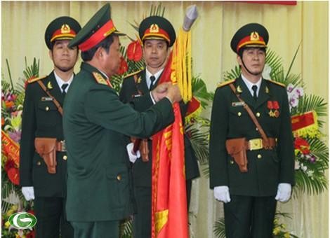 老挝向越南国防部领导人授予自由勋章
