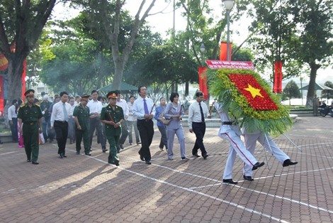 越南全国各地纷纷举行荣军烈士节65周年纪念活动