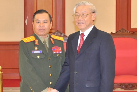 阮富仲会见老挝人民军高级代表团