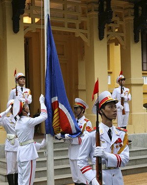 越南驻保加利亚和芬兰使馆举行国旗与东盟旗升旗仪式