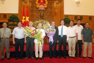 阮晋勇向老同志授予了75、50年党龄纪念章