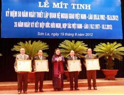 山罗省多个集体和个人获颁越南和老挝勋章和徽章