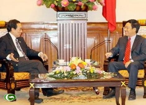 新加坡外交部常任秘书比拉哈里访问越南
