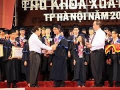 河内市政府对优秀大学毕业生和高考状元进行表彰