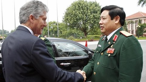 澳大利亚国防部长斯蒂芬·史密斯访问越南
