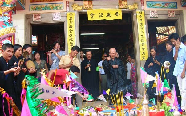 薄辽省佛教徒庆祝佛历2556年，公元2012年盂兰节