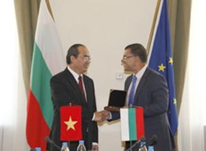 阮善仁与保加利亚部长会议副主席西美昂·迪扬科夫举行会谈