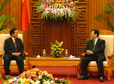 阮晋勇会见老挝司法部长扎伦