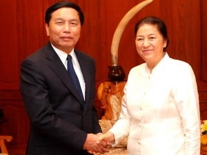 老挝国会主席巴妮会见越南国会民愿委员会代表团