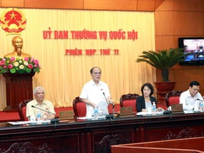 越南国会常委会讨论“国会和人民议会选举或批准的任职人员信任投票程序、手续及实施方式”提案。