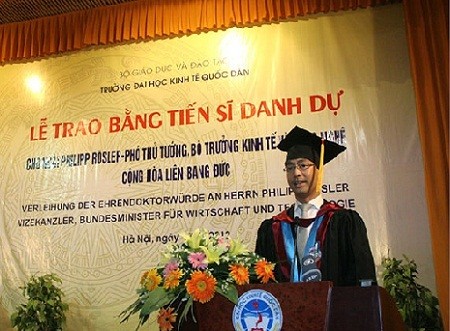 越南向德国经济和技术部长授予名誉博士学位