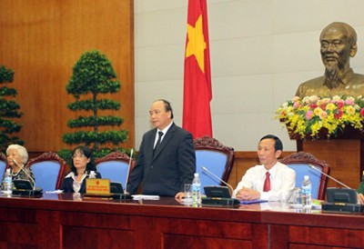 越南政府副总理阮春福会见多乐省为国立功者代表团